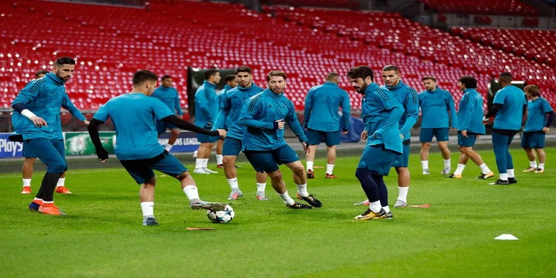 Chơi "bóng ma" là cách tập chuyền ngắn đơn giản