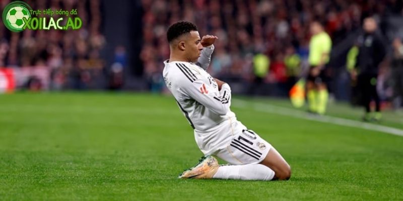 Mbappe vượt qua huyền thoại Di Stefano